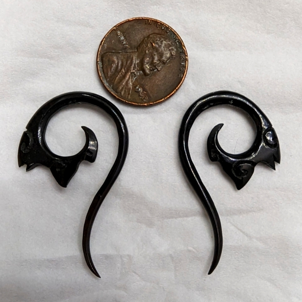 10g 1 pair of Black Bone Material Renaissance style 10(g) gauge earrings. - Picture 2 of 4